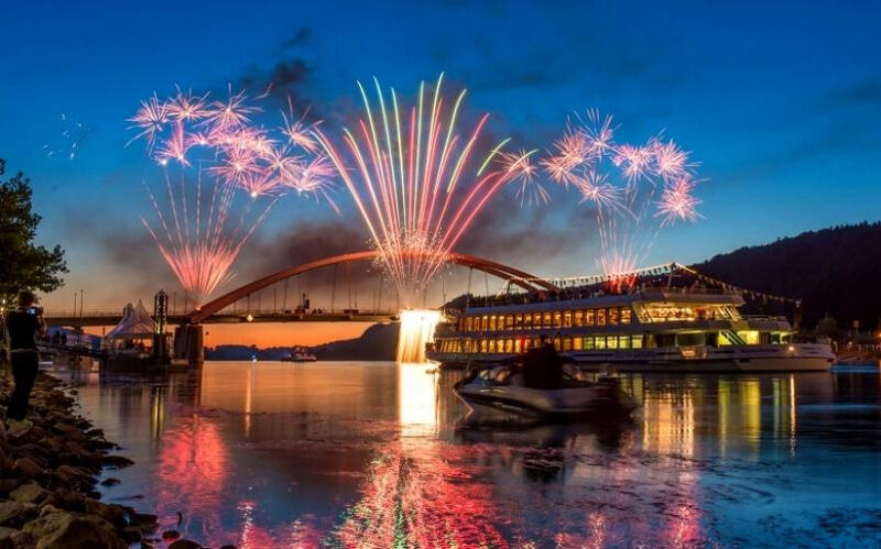 Lichterregen auf dem Rhein- Rhein in Flammen in St. Goar und St. Goarshausen