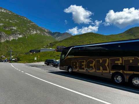 b2ap3_thumbnail_beckerreisen-schweiz2026-andermatt_20260721-181707_1 Mit Bus und Bahn durch die Schweizer Bergwelt - Reisejournal